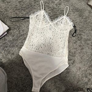 SMALL FOREVER 21 LACE BODYSUIT